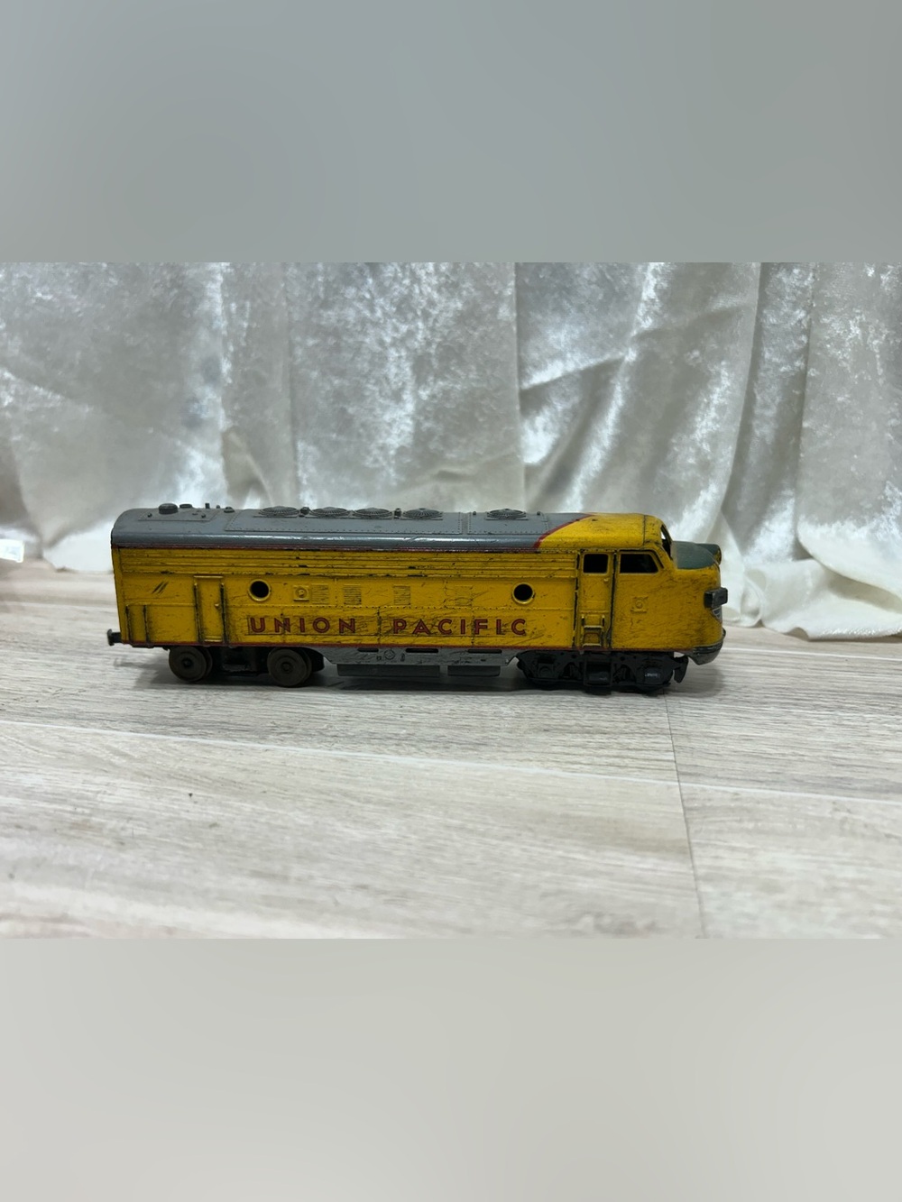 Vintage 1957 Revell Union Pacific HO Scale Diesel Locomotive 3994-004 Untested
